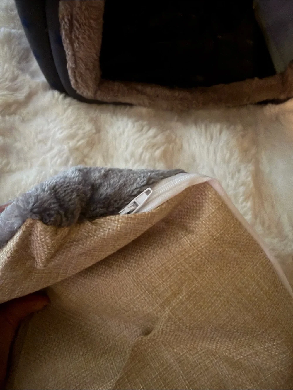 New Cozy cat Indoor Hideaway house in Brown and Gray